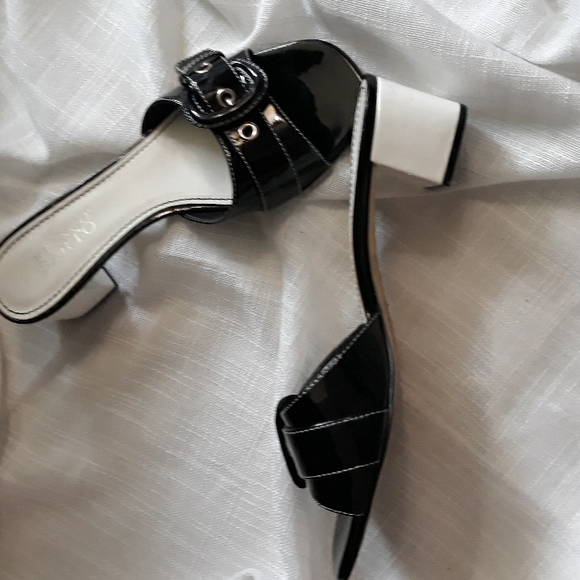 Franco Sarto black and white patent leather mules. Size 8 - Picture 6 of 10